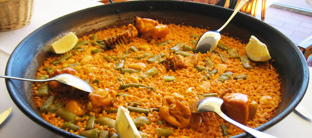 ¿Qué elementos lleva una paella valenciana?